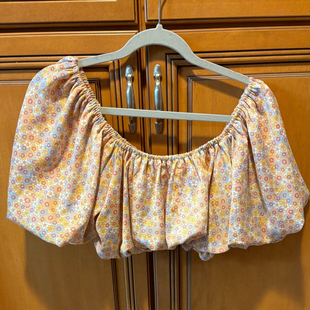 Zara Off the Shoulder Buff Sleeve Floral Crop Top. Size Small